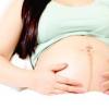 Почему у беременных появляется темная полоса на животе