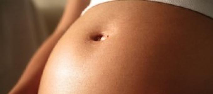 Почему во время беременности часто появляются пигментные пятна на животе, лице, спине или сосках: как долго проходят и можно ли предотвратить образование