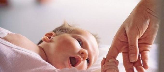 Третий месяц: лучшая игрушка - собственные руки Неврология новорожденных не сжимаем кулачки